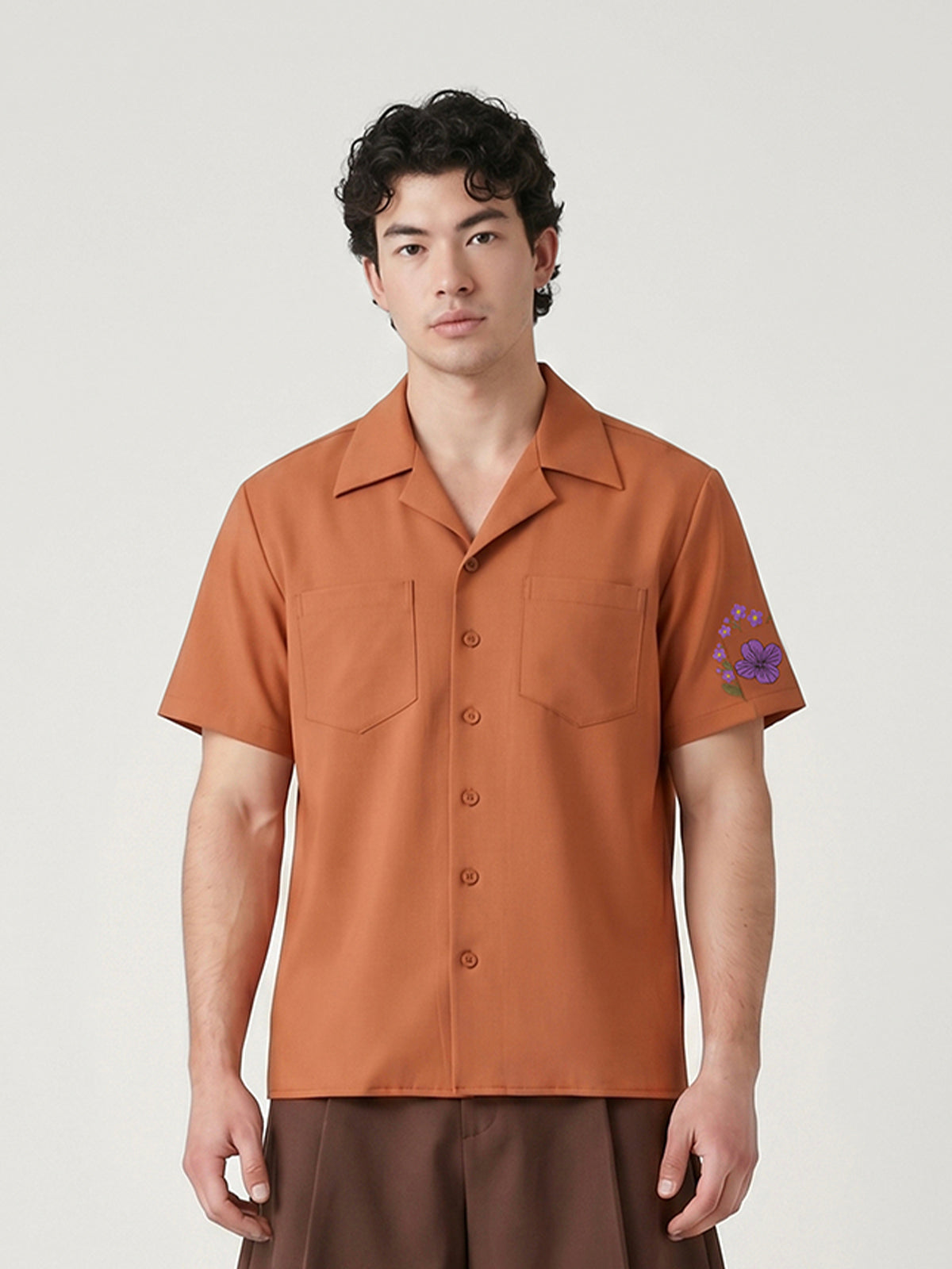 Besticktes Camp-Shirt & braune Falten-Shorts Set für Erwachsene | SUNNY ESCAPE